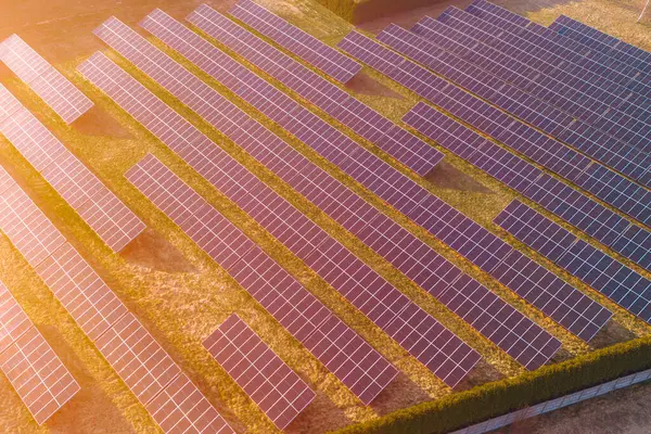 Büyük bir güneş enerjisi kurulumunun insansız hava aracı görüntüsü