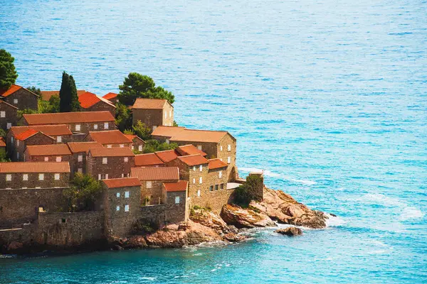 Karadağ 'daki Adriyatik Adası tatil beldesi