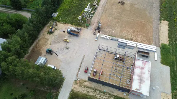 İnşaat alanının güneş doğarken insansız hava aracı görüntüsü