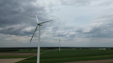 Yeşil kırsal alanda uzun rüzgar türbini