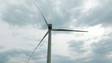 Mavi gökyüzü açık kırsalda türbin