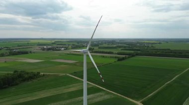 Geniş açık tarım arazilerinde rüzgar türbini