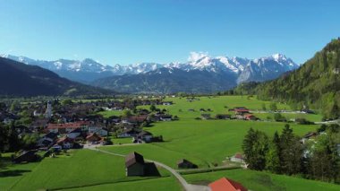 Açık gökyüzü ile Alman Alplerinde bahar