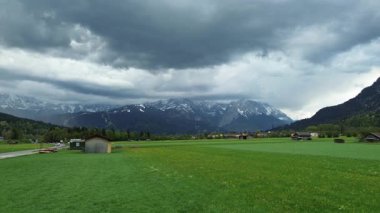Alp köyü manzarasının üzerindeki bulutlu gökyüzü