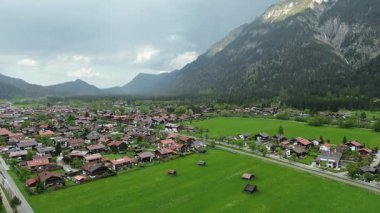 Karlı dağ zeminli Bavyera köyü