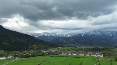 Alp dağlarının altındaki sakin bahar vadisi