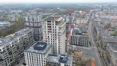 Büyüyen şehirde Crane gökdeleni inşa ediyor.