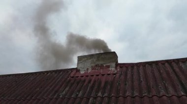 Evin bacasından kirli duman geliyor.