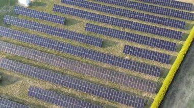 Güneş enerjisini kullanan büyük güneş panelleri alanı