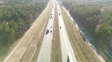 Uzun otoyol kullanan dizel bir kamyon.