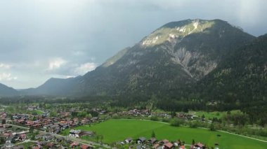 Zengin doğadaki kırsal Avrupa köyü