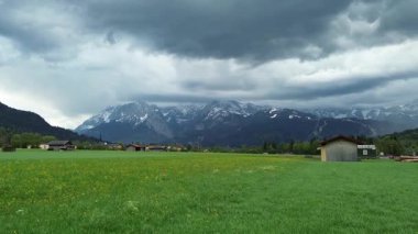 Yeşil tepelerdeki kırsal kasaba havası