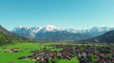 Zengin doğadaki kırsal Avrupa köyü