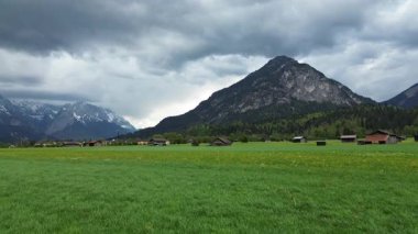 Köy evlerinin arkasındaki karlı dağ manzarası