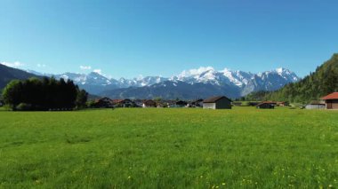 İlkbahar dağ manzarası kırsal evler ve ağaçlar üzerinde