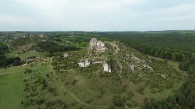 Çimenli yamaçta doğal kaya oluşumu
