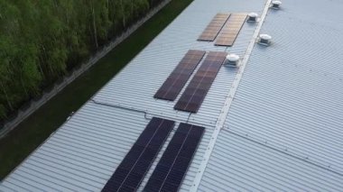 Büyük çatıya enerji tasarrufu sistemi kurulmuş