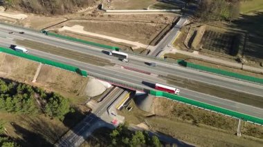 Dağıtım kamyonu boş yolda ilerliyor.