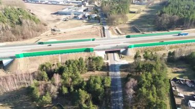 Kırsal yolda ağır yük taşıyan bir tır.