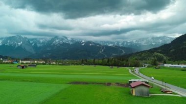 Karlı dağların yakınındaki Alman köyü