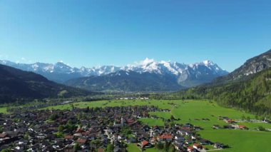 Açık gökyüzü ile Alman Alplerinde bahar