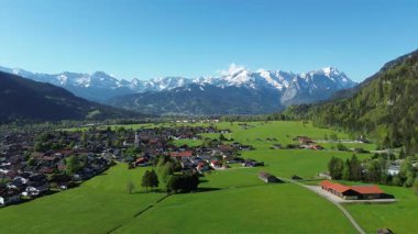 Alp Vadisi 'nde mavi gökyüzü olan bir köy