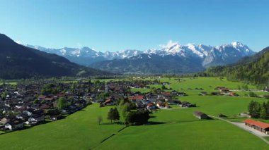 Kırsal Avrupa köyüne insansız hava aracı bakışı