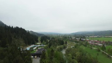 Ormanı ve dağları olan yeşil vadi