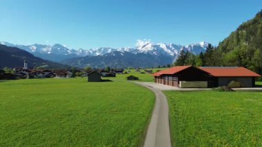 Karlı dağ zeminli Bavyera köyü