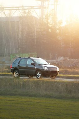Gün ışığında giden çapraz araç