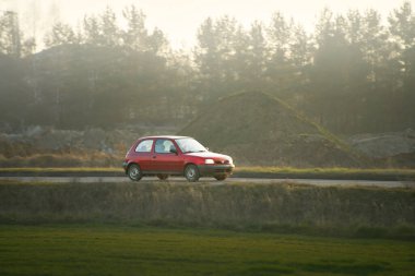 Avrupa araçları açık havada hareket halinde