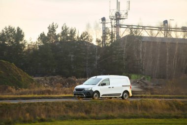 Kargo alanı olan küçük bir araba dışarı çıkıyor.