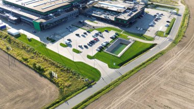 Su kaynağı ve yangın altyapısı olan büyük bir depo.