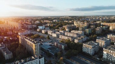 Şehir konutlarının ve modern konut binalarının insansız hava aracı görüntüsü