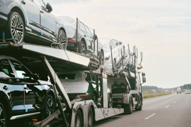 Yeni jipler karavanla taşınıyor.