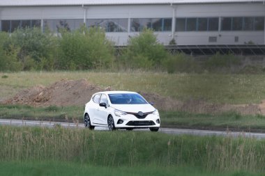 Beyaz araba makul fiyatlı şehir hareketliliğini sembolize ediyor