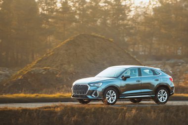 Sessiz kırsal sokakta şık bir otomobil.