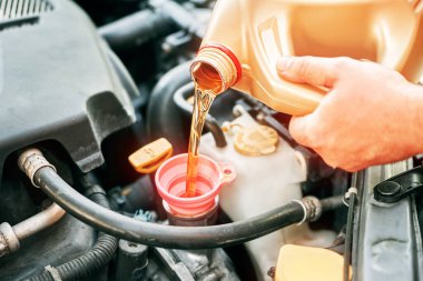Araba motorunda motor yağı değiştiriliyor