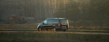 Şehir yolunda rahat bir yolcu aracı.