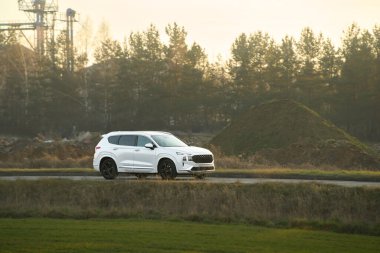 Güneşli kırsal yolculukta MPV arabası