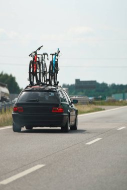 Yoğun yoldaki arabalar, aracın üstündeki bisiklet parkı.
