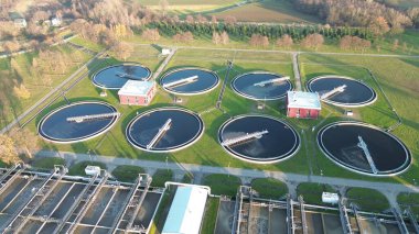 Yukarıdan modern kanalizasyon arıtma tesisi