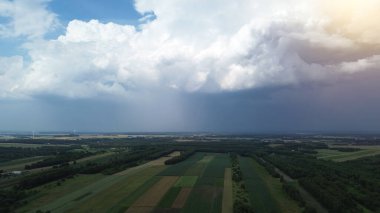 Yaklaşan fırtına bulutlarının altında geniş alanlar
