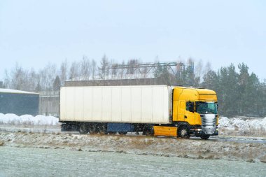 Kar yağışı sırasında yarı kamyon sürücüsü