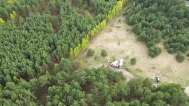 Beyaz karavanlı uzak orman kampı