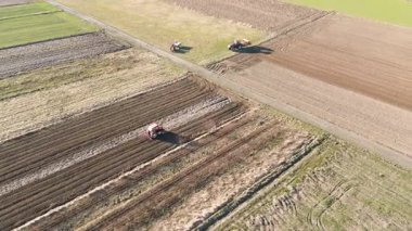 Çiftlik traktörünün hava aracı görüntüsü