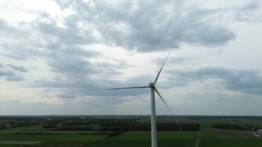 Geniş açık tarım arazilerinde rüzgar türbini