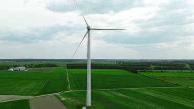 Bahar arkaplanında bulutlar olan rüzgar jeneratörü