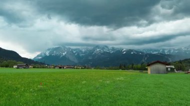 Mavi gökyüzü ve tepeleriyle Sakin yeşil vadi