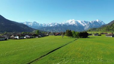 Alp dağlarının altındaki huzurlu Alman köyü